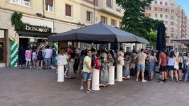 La larga cola que se ha formado para probar un trozo de tarta de la nueva tienda.