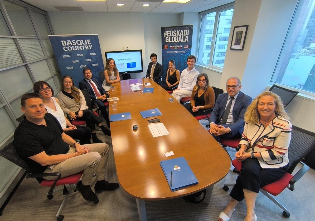 En primer término, a la izquierda, el gerente de Ikerbasque, Miguel Ángel Arocena; a la derecha, la jefa de la delegación del Gobierno vasco en Nueva York, María Concepción Aranguren, y el viceconsejero de Ciencia, Adolfo Morais. Detrás, los investigadores que se interesaron por su regreso a Euskadi.