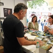 Mikel Santiago idazlea, liburuak sinatzen.