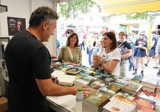 Mikel Santiago idazlea, liburuak sinatzen.