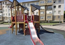 El parque infantil de Mirabueno lleva «casi dos meses» precintado.