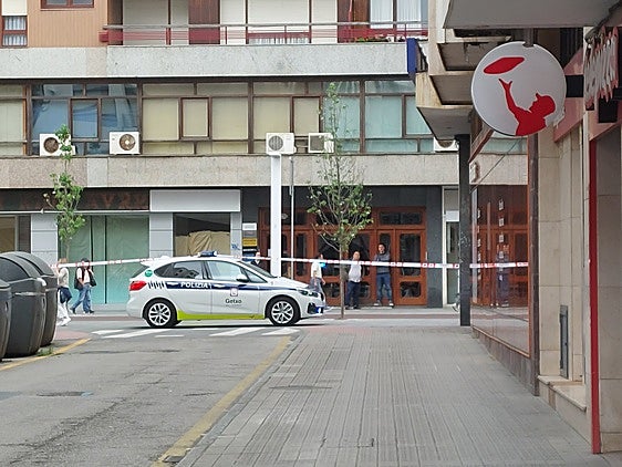 Detienen a dos personas por robar una cadena a un hombre de 79 años en Las Arenas