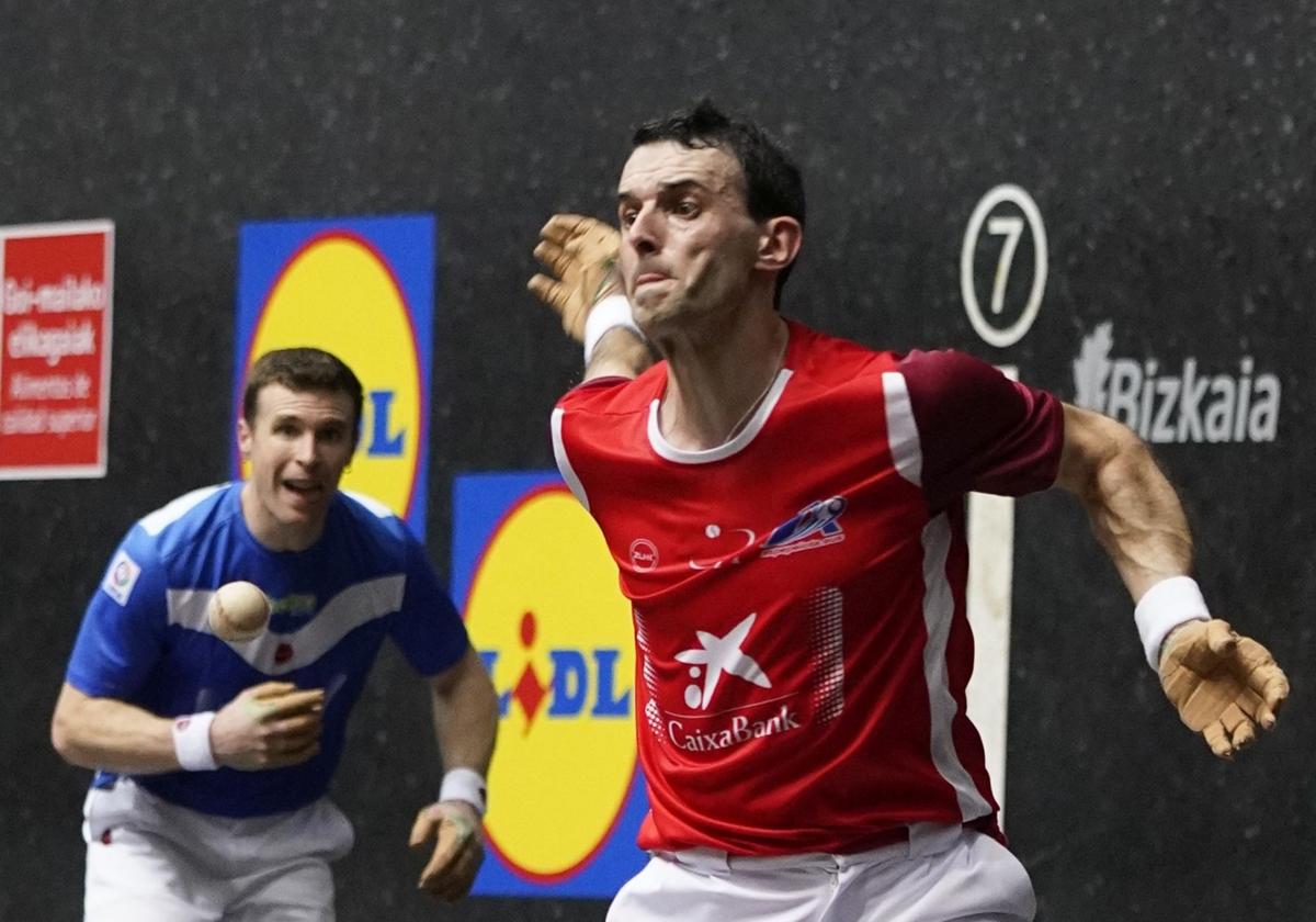 Altuna III ejecuta un saque en la final del Manomanista.