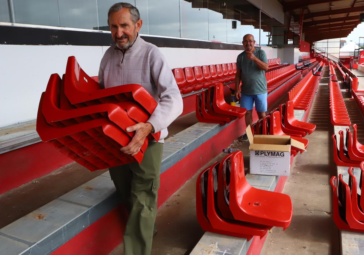 Operarios retiraban los asientos de la tribuna.