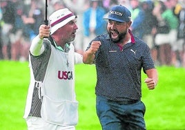JJ Spaun celebra con rabia el putt de 21 metros que embocó para ser ganador del US Open.