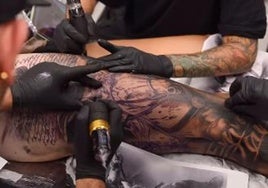 Ocho horas de sedación y cinco artistas trabajando a la vez para hacer un tatuaje a un exjugador del Athletic