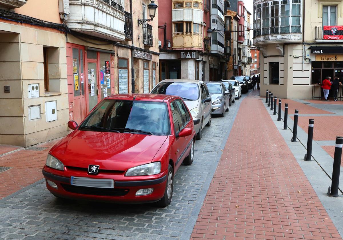 El Casco Viejo soporta una gran densidad de coches.
