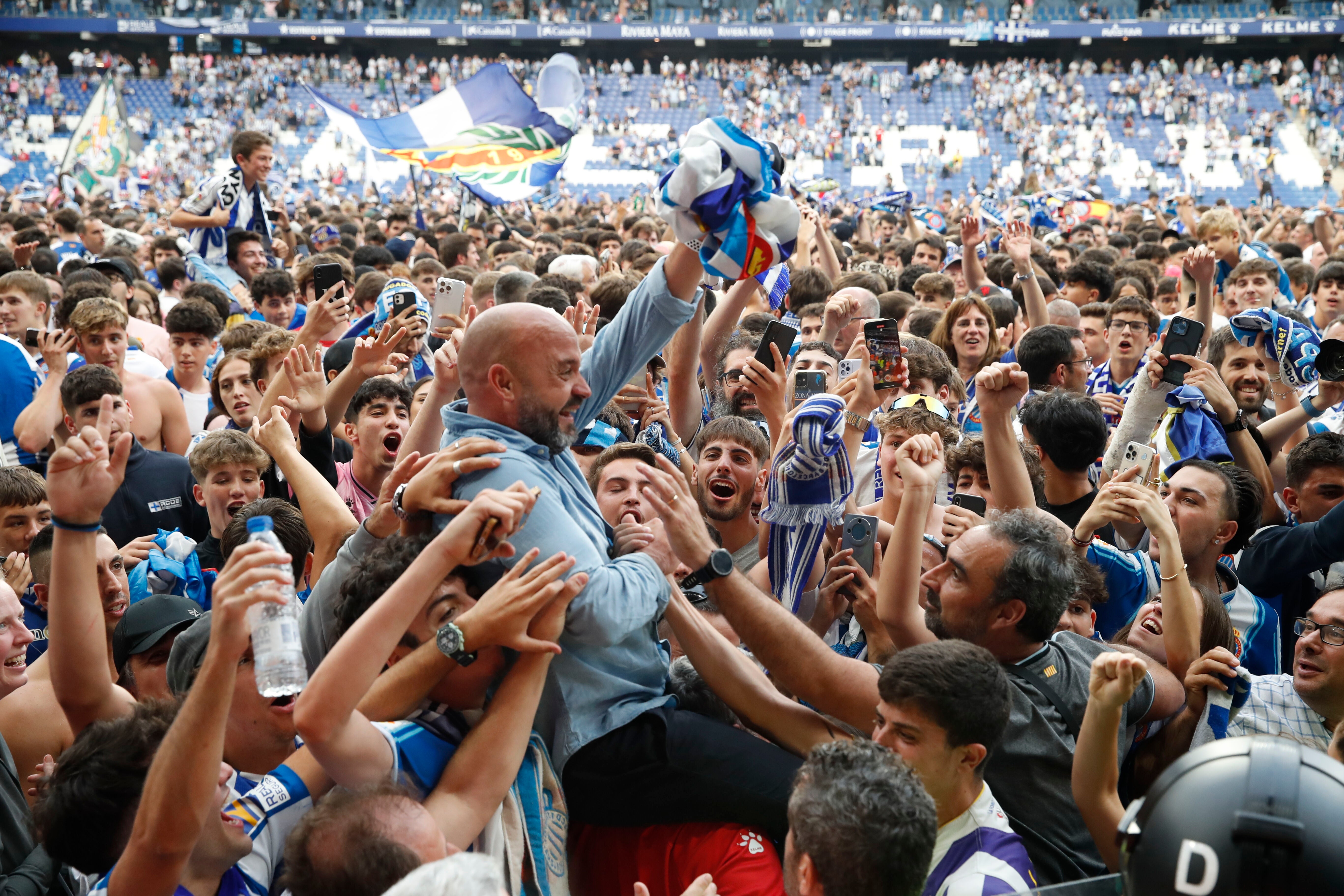 Manolo González es manteado por la afición del Espanyol.
