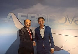 El CEO de Mahindra Aerostructures, Arvind Mehra (izquierda), y el de Aernnova, Ricardo Chocarro.
