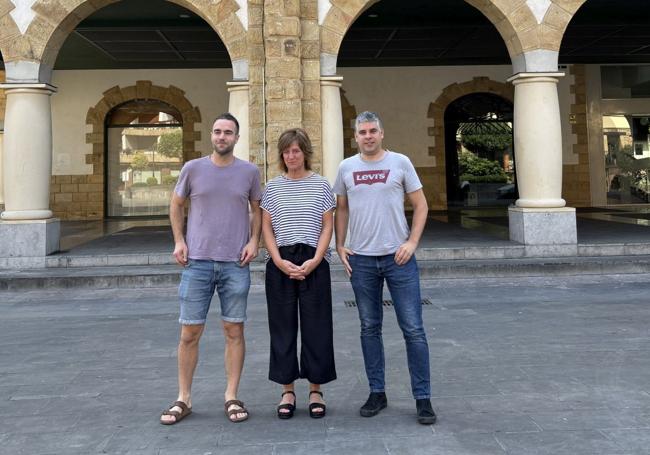 Gorka Etxebarria, concejal de Euskera, Educación y Juventud; Maite Ibarra, alcaldesa de Arrigorriaga, y Gaizka Ibarra, concejal de Economía, Comercio, Empleo y Deporte, Comunicación, Transparencia y Participación Ciudadana.