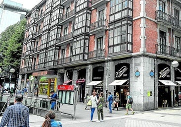 El edificio que está afectado por un problema estructural se asoma a Berastegui y Gran Vía (hasta el Monterrey) y Ledesma (hasta el Molinillo).