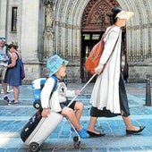 Turistas asiáticos pasan delante de la Catedral de Santiago.