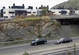 Imagen de los chalés que deben ser derribados por estar construidos sobre suelo de protección y servidumbre de carreteras.