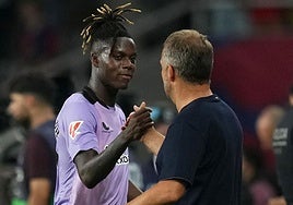 Flick saluda a Nico al ser sustituido en el último partido jugado en Barcelona.