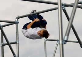 Una deportista compite en el mundial de parkour de Japón.