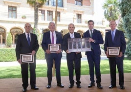 Los exconsejeros Javier Lasagabaster, Pedro Miguel Etxenike y Pedro Luis Uriarte, con Carlos Garaikoetxea e Imanol Pradales en el centro.
