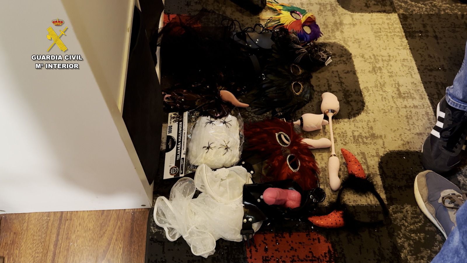Imagen principal - Detenida una familia por obligar a nueve mujeres a prostituirse las 24 horas en Barakaldo y Castro