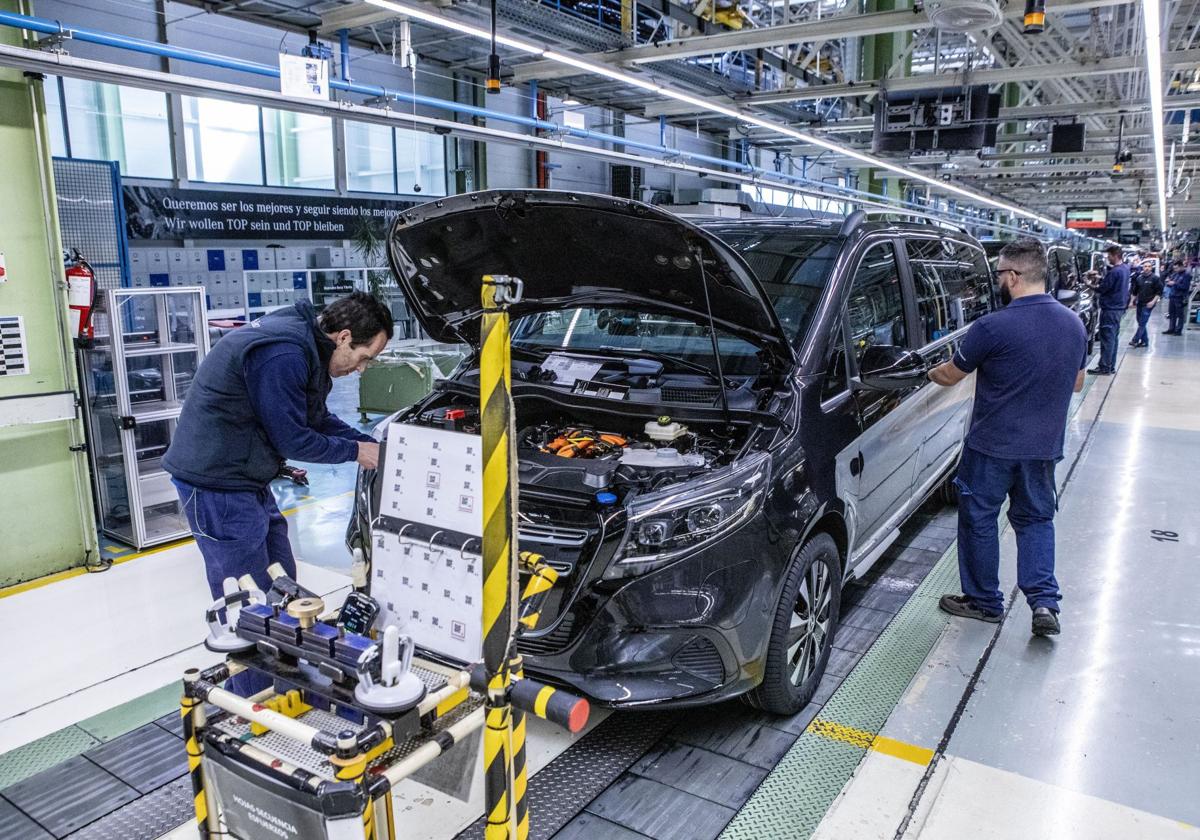 Trabajadores de Mercedes Vitoria, en la línea de Montaje Final