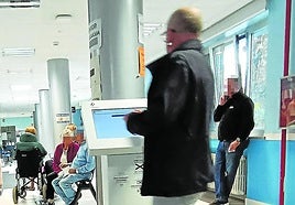 Varios pacientes en un centro de salud.