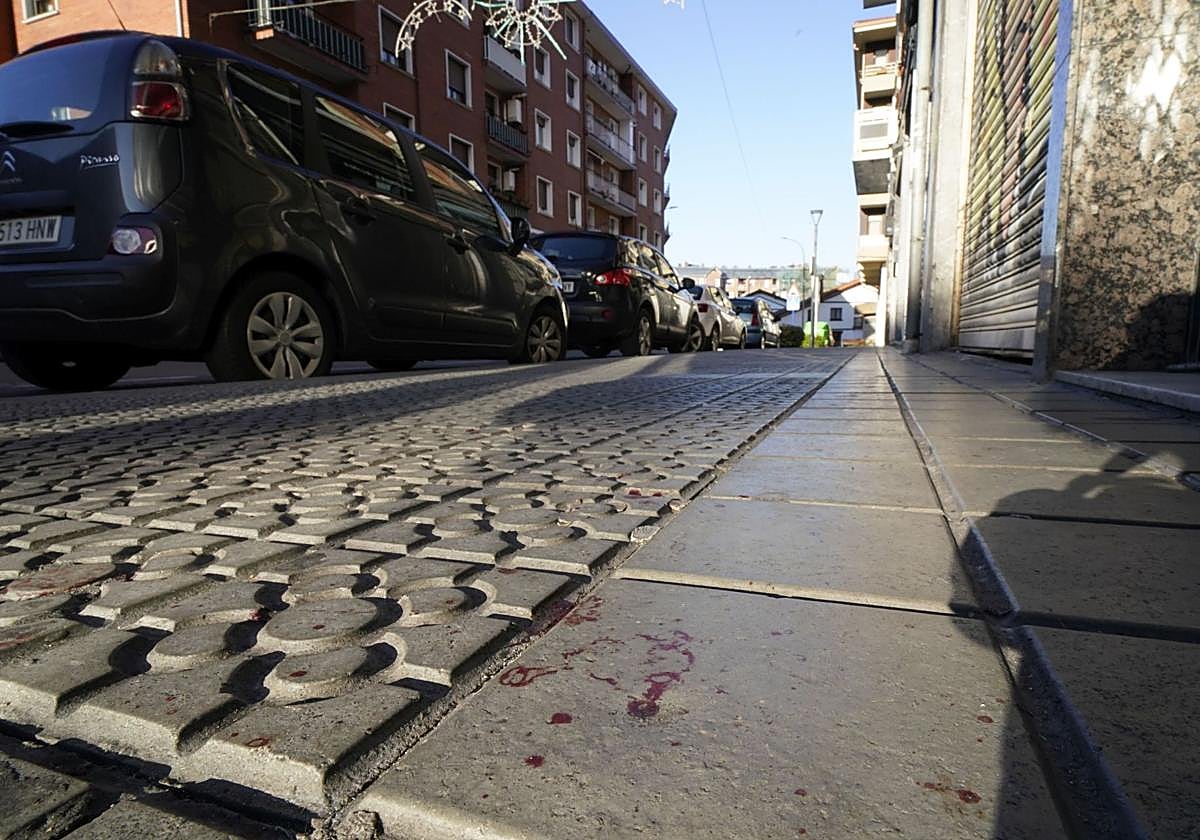 Restos de sangre en el lugar donde un comerciante chino sufrió una paliza por parte de tres jóvenes, en Arrigoriaga