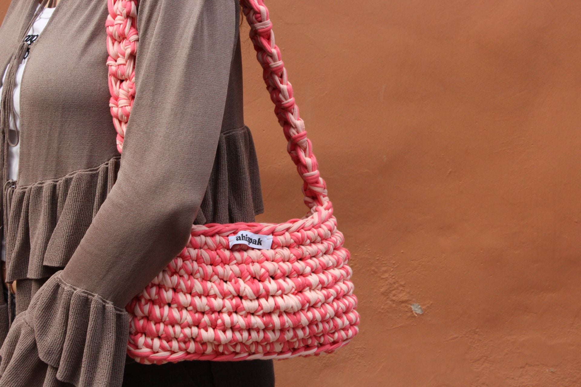 De Villarcayo a Granada: los bolsos coloridos de dos hermanas bilbaínas que triunfan en Instagram