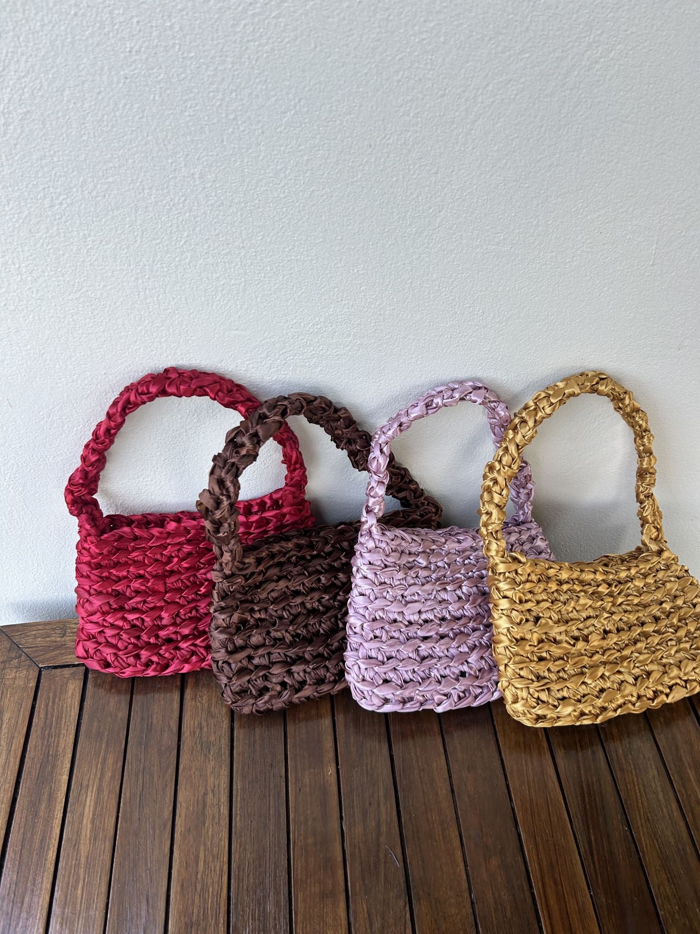 De Villarcayo a Granada: los bolsos coloridos de dos hermanas bilbaínas que triunfan en Instagram