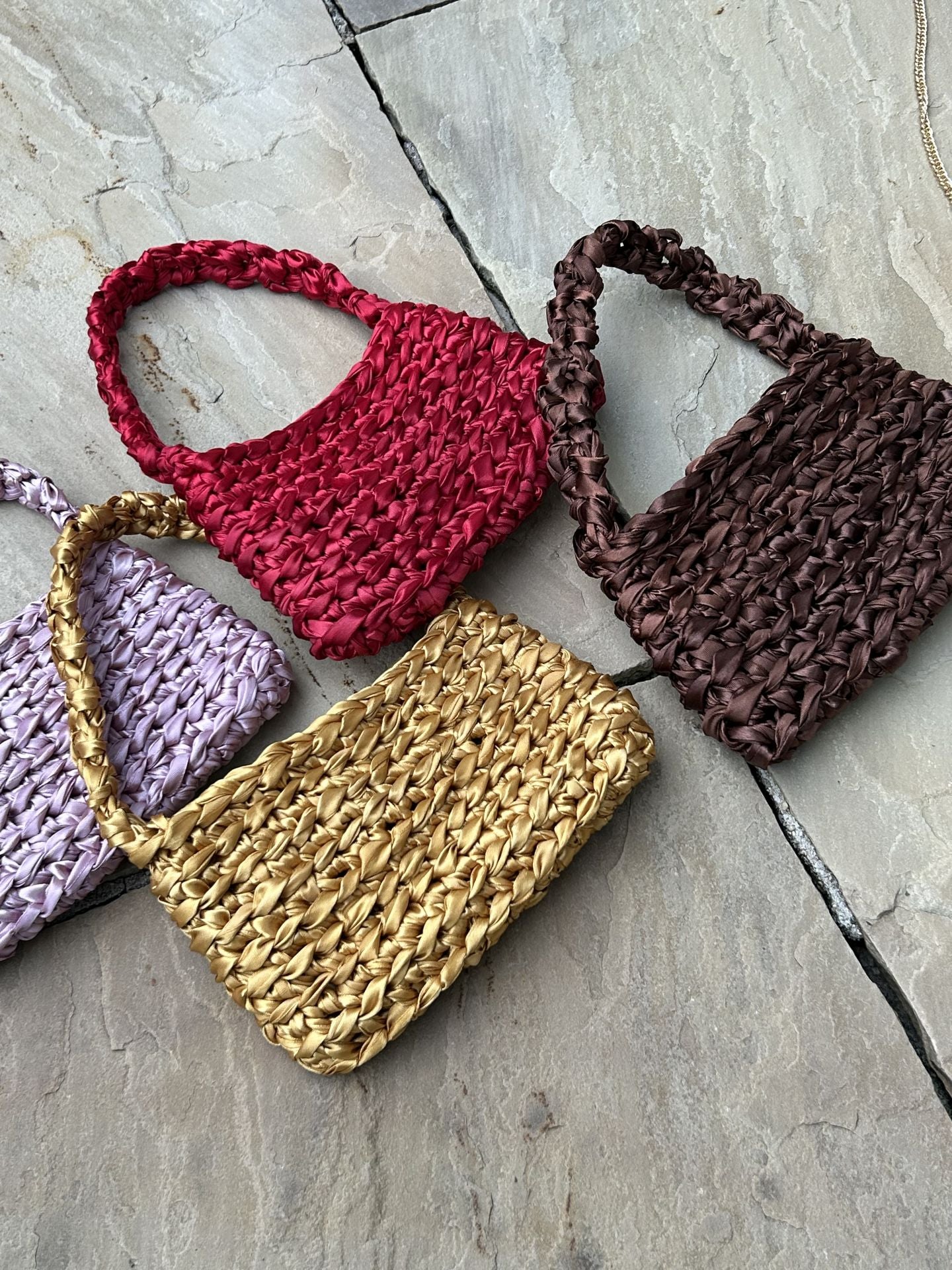 De Villarcayo a Granada: los bolsos coloridos de dos hermanas bilbaínas que triunfan en Instagram