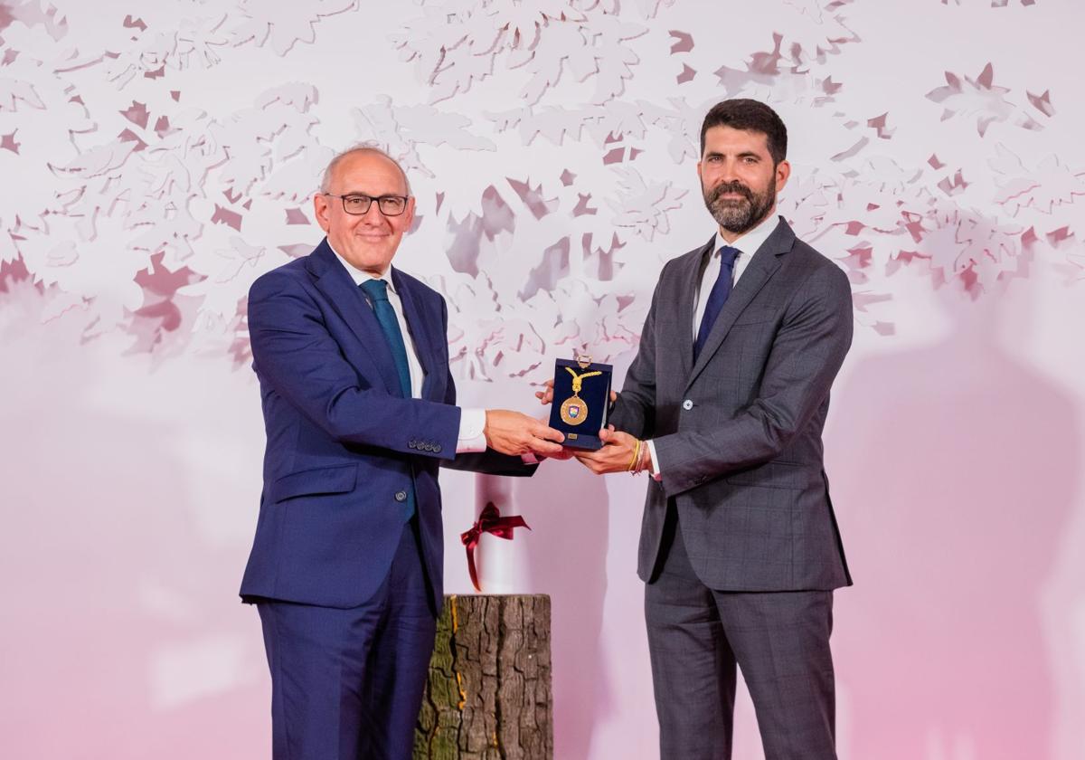 Ramiro González entrega la medalla a Jon Urrutia, sobrino de don Luis.