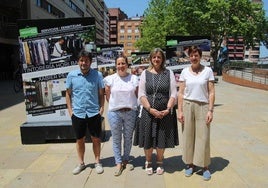 El presidente de la asociación Dendak Bai, Álex Palacios; la teniente de alcalde, Jesica Ruiz (PSE); la Diputada de Empleo, Cohesión Social e Igualdad, Teresa Laespada; y la concejala de Urbanismo, Sara Oceja (PNV), presentaron la iniciativa.