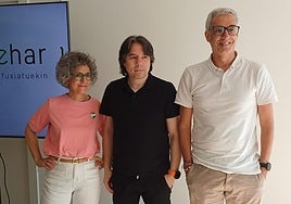 Elena Valverde, de CEAR; Óscar, solicitante de asilo que ha renunciado al proceso; y Javier Canivell, de Zehar.