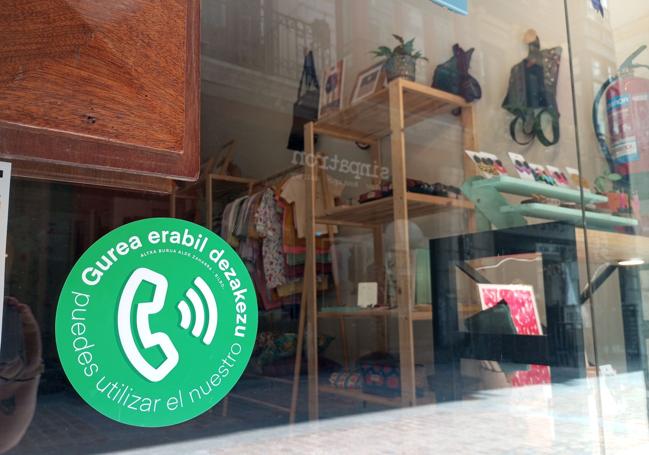 En la tienda 'Marmoka' también lucen ya el distintivo.