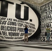La artista que estampó la palabra perdedor en una foto de Trump llena el Guggenheim con sus eslóganes críticos