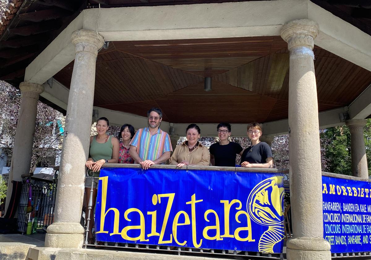 Representantes del Ayuntamiento junto a Undertow Brass Band