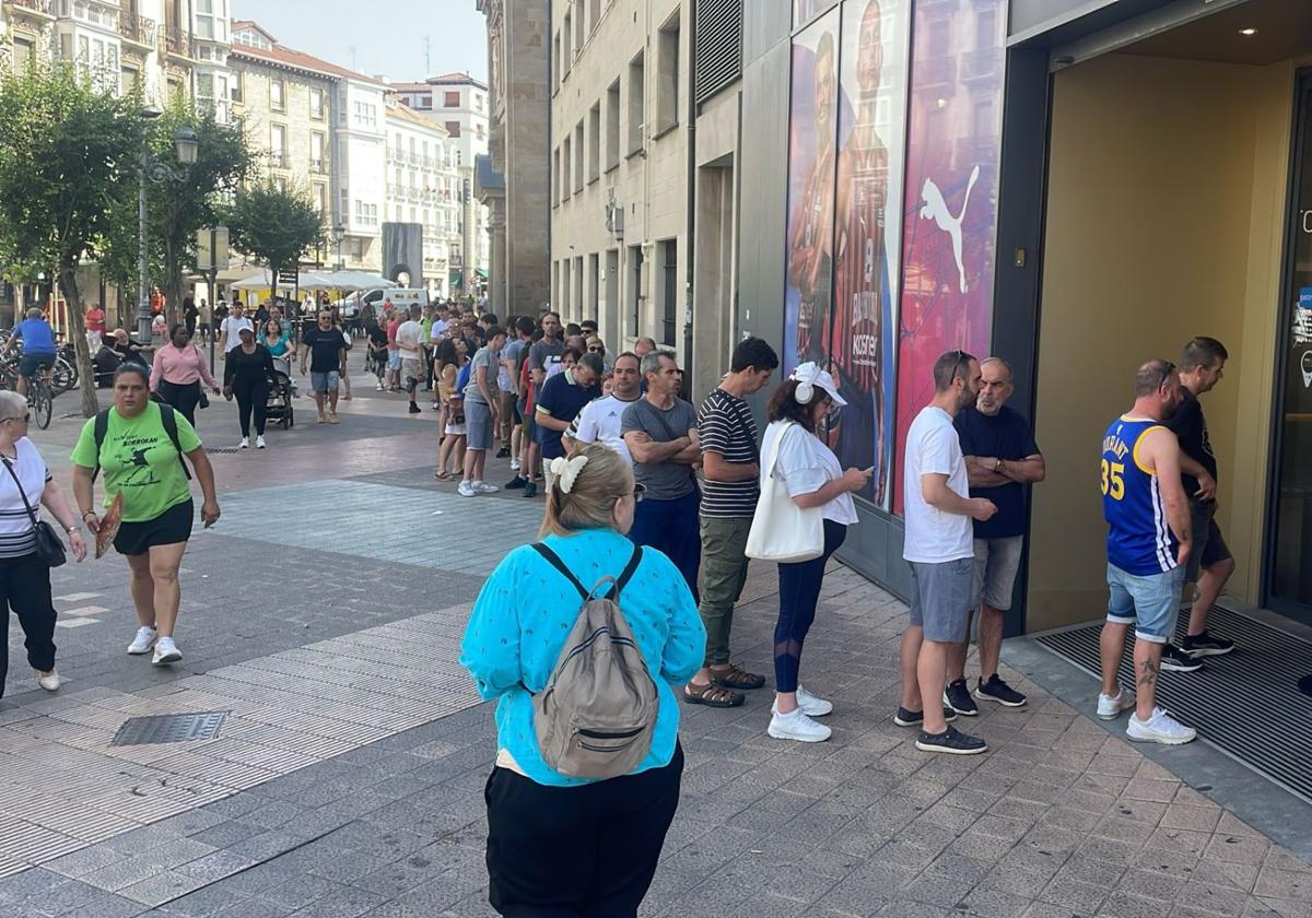 Las colas en la Baskonia-Alavés Store del centro de Vitoria.