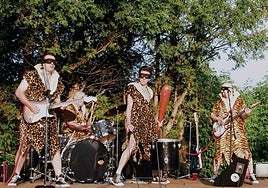 The Neanderthals se suben al escenario con sus pieles de troglodita.