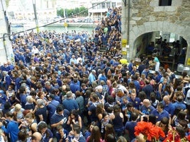 La fiesta del 'Zapato azule' reúne a miles de personas en Ondarroa.
