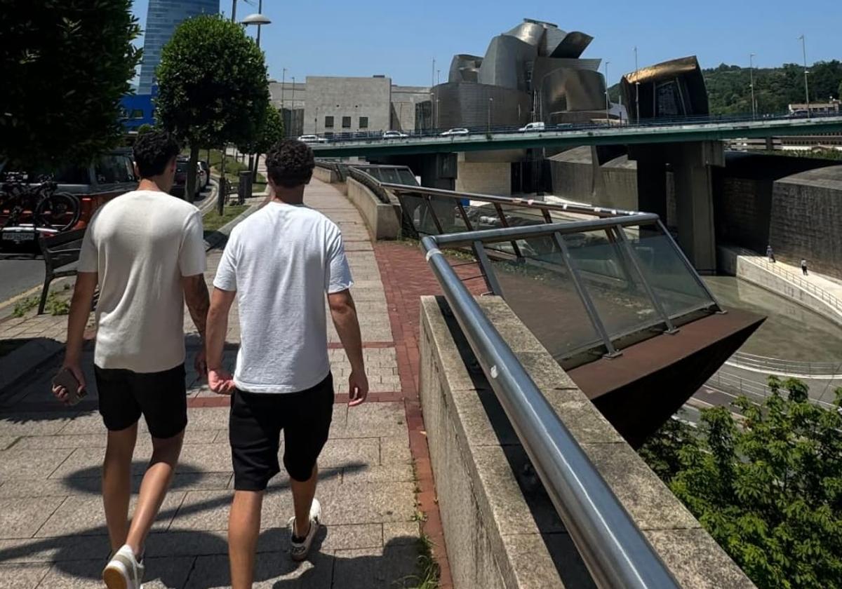 Aleix Garrido, a la izquierda, subió a su Instagram esta foto paseando por Bilbao.