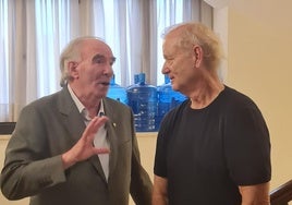 Bill Murray charla con José Ángel Iribar en los camerinos tras el espectáculo.