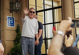 Bruce Springsteen saluda a sus fans.