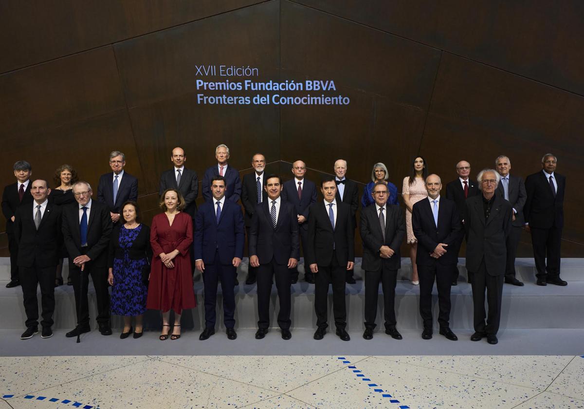 En la fila de arriba y de izquierda a derecha, Toshio Hosokawa, Camille Parmesan, Michael Woodford, Jordi Galí , Olivier Blanchard, Philip Kitcher, Richard E. Petty, Anthony G. Greenwald, Mahzarin R. Banaji, Dolores Albarracín, Icek Ajzen, Michael I. Jordan y Anil Jain. En la fila de abajo, Daniel J. Drucker, Jens Juul Holst, Svetlana Mojsov, Eloísa del Pino (presidenta del CSIC), Imanol Pradales (lehendakari), Carlos Torres Vila (presidente de la Fundación BBVA), Rafael Pardo (director de la Fundación BBVA), Avelino Corma, John F. Hartwig y Helmut Schwarz.