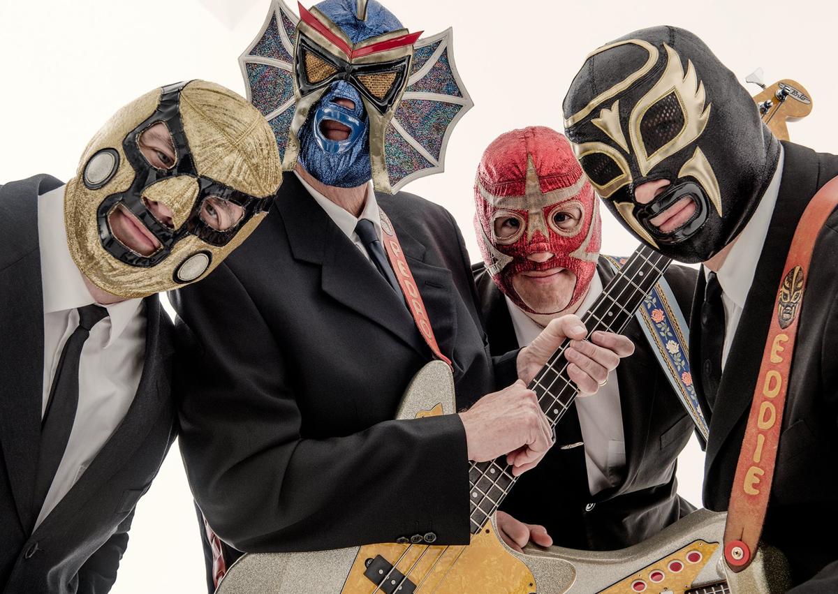 Imagen secundaria 1 - Wau y los Arrrghs!!!, con Juanito de rojo. Los Straitjackets con sus medallones y sus máscaras de lucha mexicana. Ambiente en el Trashville del año pasado.