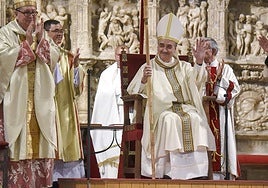Pedro Aguado, sentado, durante el acto de su toma de posesión.