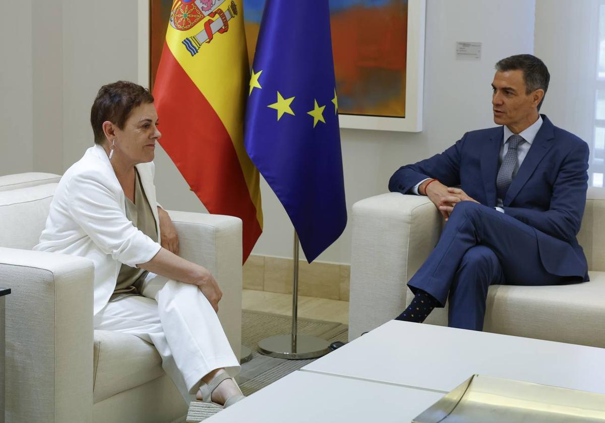 La portavoz de EH Bildu en el Congreso, Mertxe Aizpurua, y el presidente del Gobierno, Pedro Sánchez, ayer en La Moncloa.