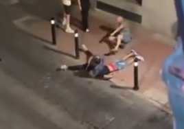 Los vecinos al policía que estranguló hasta la muerte a un delicuente habitual: «¡Déjale, que le vas a matar!»