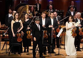 A escena. El compositor Toshio Hosokawa y la violonista solista Akiko Suwanai.