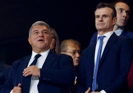 Laporta y Uriarte, en el palco de San Mamés.
