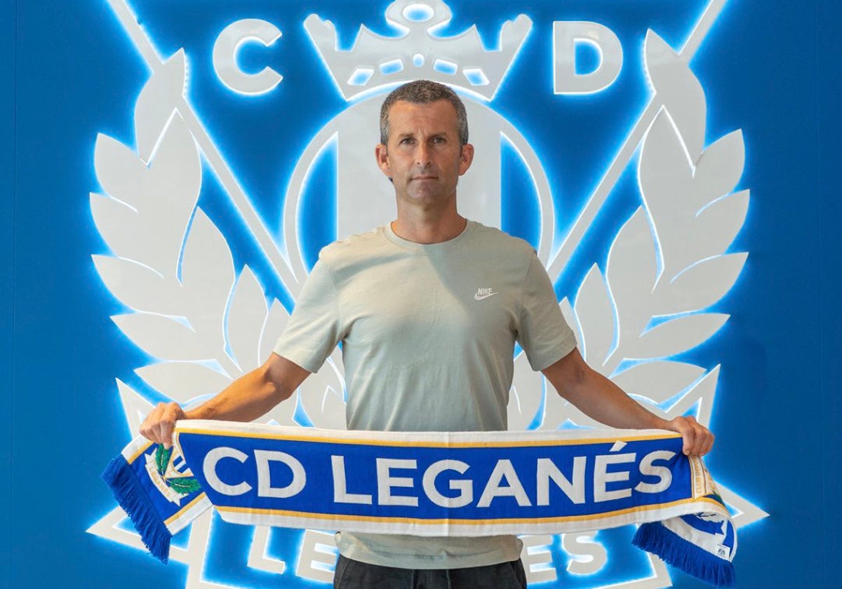 Igor Oca con la bufanda del Leganés en su presentación oficial.