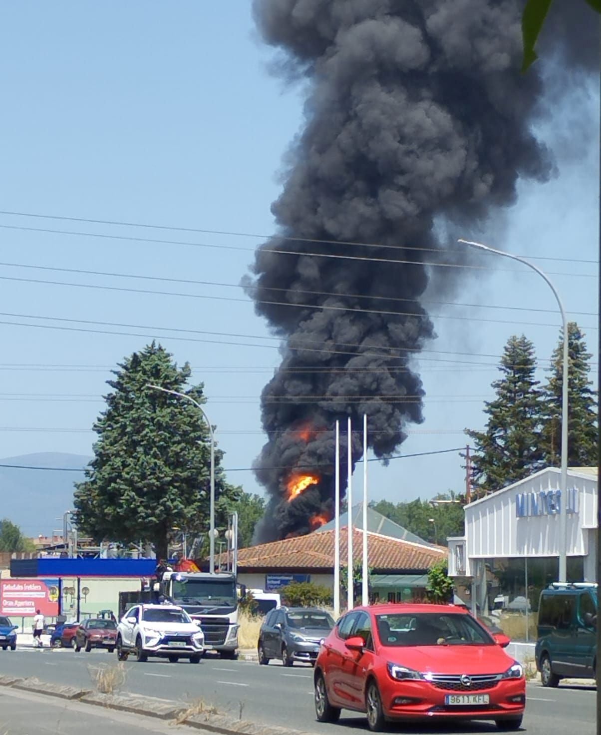 El gran incendio de LEA se ve desde todo Vitoria