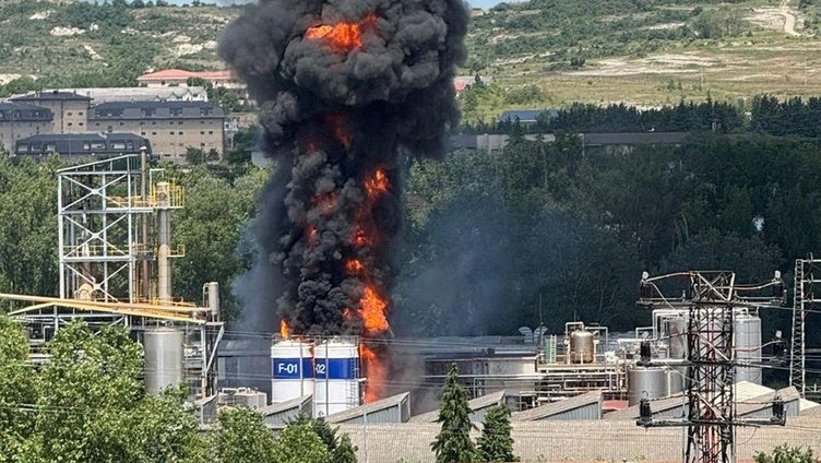 Un gran incendio se desata en la fábrica LEA de Vitoria