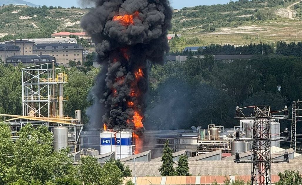 Un gran incendio se desata en la fábrica LEA de Vitoria